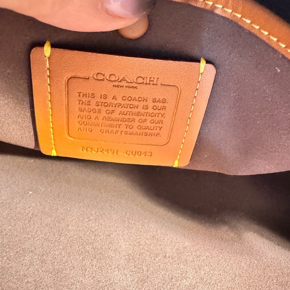 Elegant Brown Leather Handbag - Picture 4 of 4